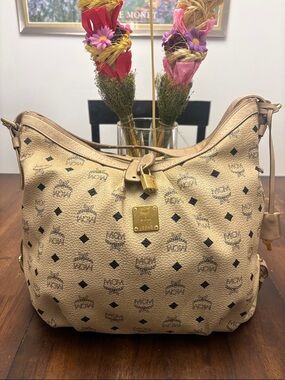 MCM Essential Hobo made w Beige Visetos Canvas & Leather. W Lock & Key. EUC.
